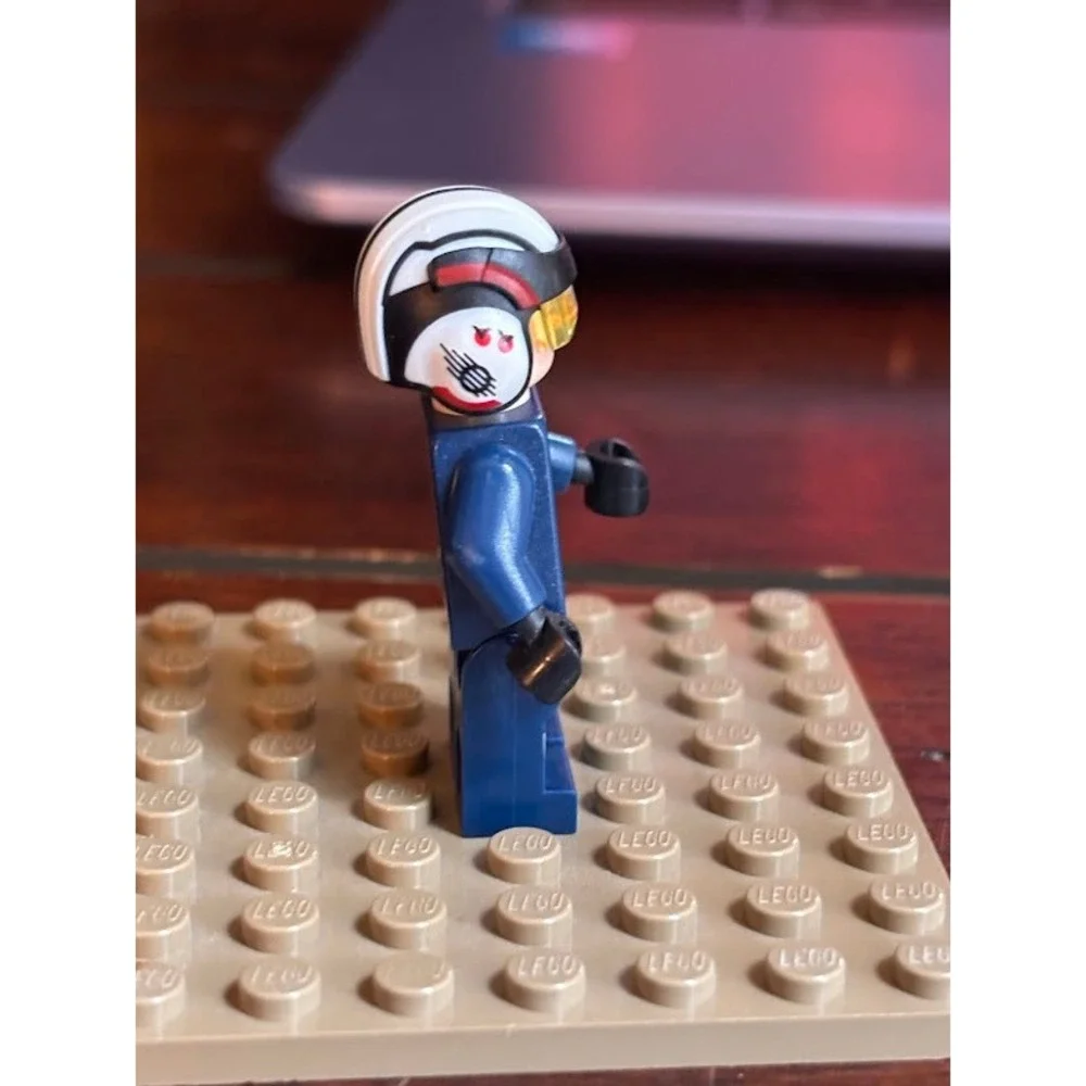 LEGO Star Wars Tallissan Lintra Resistance A-Wing Pilot Minifigure sw0882